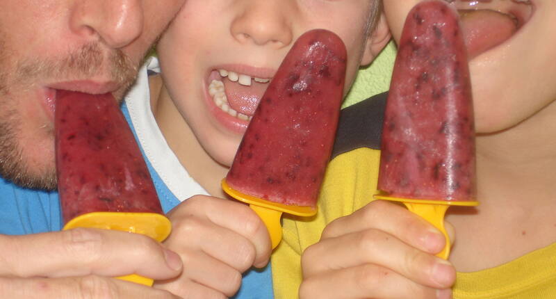 Bei selbst gemachter Glace bestimmst du sowohl die Geschmacksrichtung als auch die Süsse des Endprodukts selbst. Unser Fruchtglace-Rezept kann beliebig ergänzt oder variiert werden.