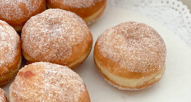 Berliner, manchmal auch Krapfen genannt, sind mit etwas Übung nicht schwer herzustellen. Und sie schmecken viel besser als Kaufprodukte.