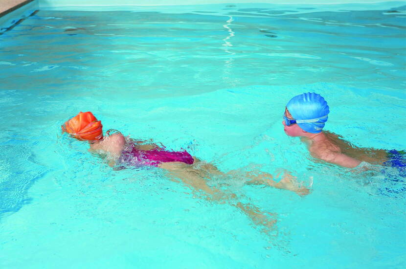 Schwimmen macht Spass! Bei Let’s Swim wollen wir Kinder in einem sicheren Umfeld für das Element Wasser begeistern. In übersichtlichen Gruppen, die nach Alter und Vorkenntnissen zusammengestellt sind, erlernen die Kinder ohne Leistungsdruck von Anfang an die vier verschiedenen Schwimmtechniken.