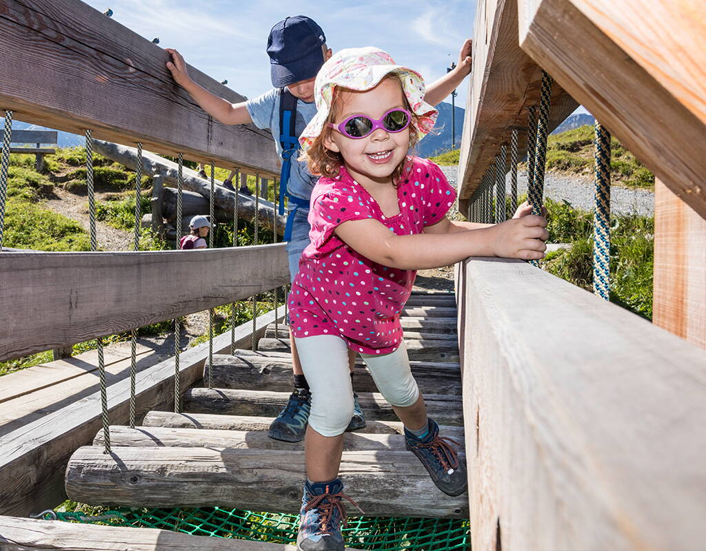 Ein Highlight des Murmeli-Trails ist der begehbare, interaktive Murmeli-Bau. Und wenn du mehr über Murmeli und Co. wissen möchtest, stehen dir die Betelberg-Ranger, die an den Sommerwochenenden auf dem Trail unterwegs sind, gerne Rede und Antwort. 