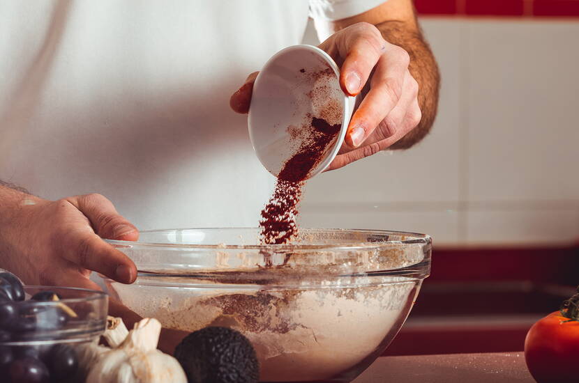 Sempre più persone cercano modi per mangiare una dieta senza carne e si imbattono in questo versatile sostituto della carne. Puoi comprare il seitan nei negozi di alimenti naturali e nei negozi di alimentari più grandi. Il seitan è vegano e consiste in pura proteina di grano (glutine).