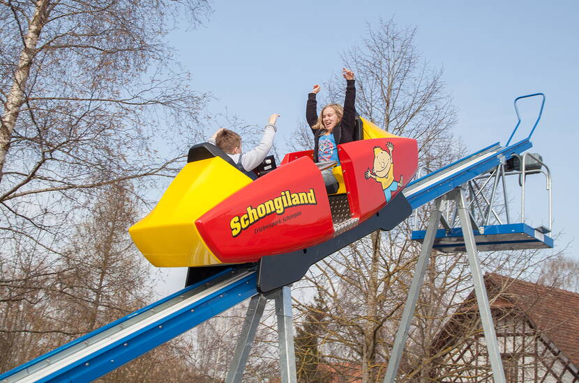 Schongiland - das Ausflugsziel mit der wetterfesten Rodelbahn! Lade dir deinen Gutschein herunter und profitiere von 30% Rabatt auf den Eintrittspreisen bei deinem nächsten Besuch. Der Erlebnispark Schongiland verspricht Spass und Abenteuer für die ganze Familie. Das Highlight ist die 380 Meter lange Rodelbahn.