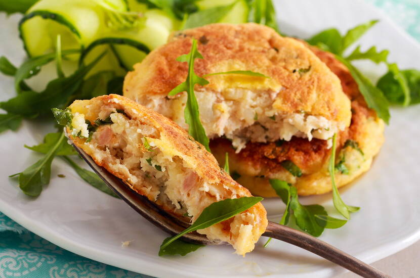 Thunfisch eignet sich hervorragend für die Zubereitung von Tätschli. Kombiniert mit einem vitaminreichen Salat ist es eine schmackhafte Mahlzeit für heisse Tage. 