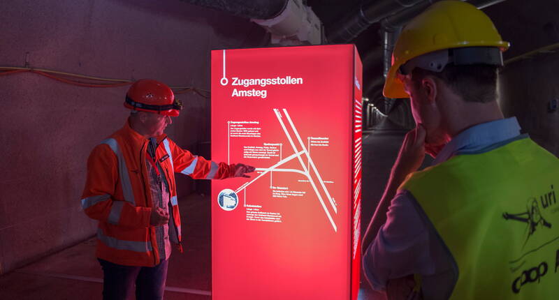 Durante la visita guidata di 2 ore e 15 minuti attraverso il tunnel ferroviario più lungo e profondo del mondo, scopri la galleria di base del San Gottardo e immergiti nel mondo affascinante della costruzione di tunnel.