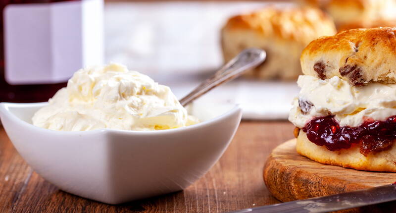 Für die Herstellung von Clotted Cream benötigst du ziemlich Geduld. Aber das daraus resultierende Produkt ist den Aufwand allemal wert.