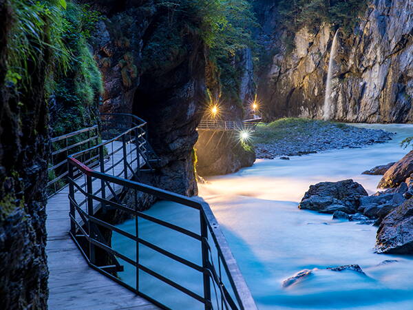 Gratiseintritt in die mystische Aareschlucht in Meiringen. Erlebe auf sicheren und bequemen Pfaden die Kraft und Ursprünglichkeit der Aare.