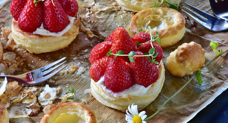 Wer Erdbeeren mag, wird unser Rezept für die fantastischen Erdbeertörtchen mit Vanillefüllung lieben. Ein Rezept, dass du unbedingt ausprobieren musst!