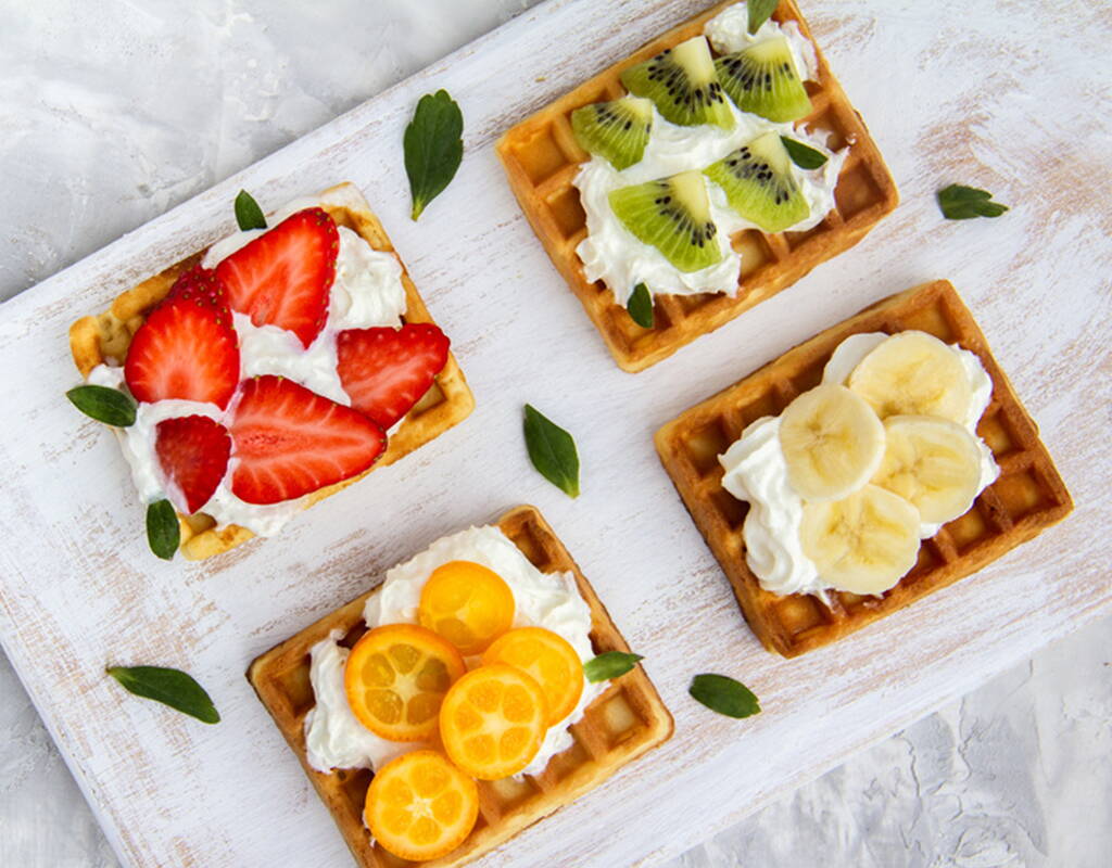 Knusprige Waffeln, bestrichen mit cremigem griechischem Naturjoghurt und belegt mit Früchten nach Wahl. Ein einfaches und unkompliziertes Rezept, das Gross und Klein begeistern wird. Ausprobieren lohnt sich!