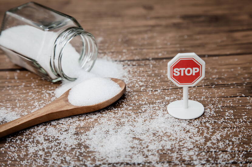 Wer lernt, auf künstlich zugefügten Zucker zu verzichten, leidet weniger unter Heisshungerattacken. Zucker ist in unserem Gehirn für die Ausschüttung für des sogenannten «Glückshormons» Dopamin verantwortlich und kann schlimmstenfalls süchtig machen.