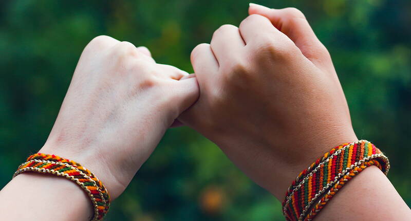 Hier erfährst du wie ein schönes Freundschaftsarmband mit schrägen Streifen geknüpft wird. Am Anfang braucht es ein wenig Geduld aber nach einigen Anfangsschwierigkeiten steht einem farbenfrohen Armband nichts mehr im Wege. Der ideale Zeitvertreib für regnerische Sonntage.