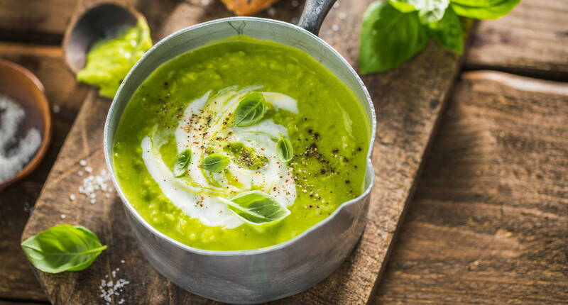 Nichts kühlt an heissen Sommertagen besser als eine kalte Suppe. Unsere Erbsen-Basilikum-Suppe ist zudem vollwertig und gesund.