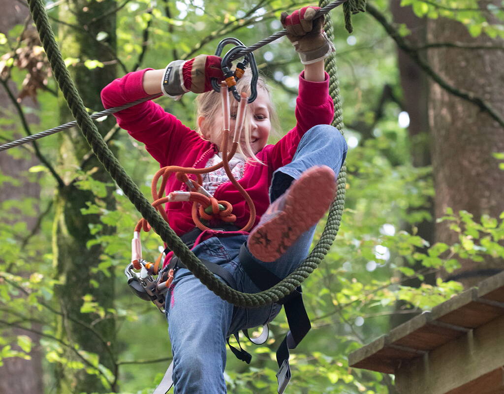 Profitiere von 30% Rabatt im Seilpark Zürich. Dieser bietet attraktive, abwechslungsreiche und anspruchsvolle Routen für jedermann ab 4jährig an.12 Parcours, aufgeteilt in fünf verschiedene Schwierigkeitsgrade - also ideal für den nächsten Familienausflug.