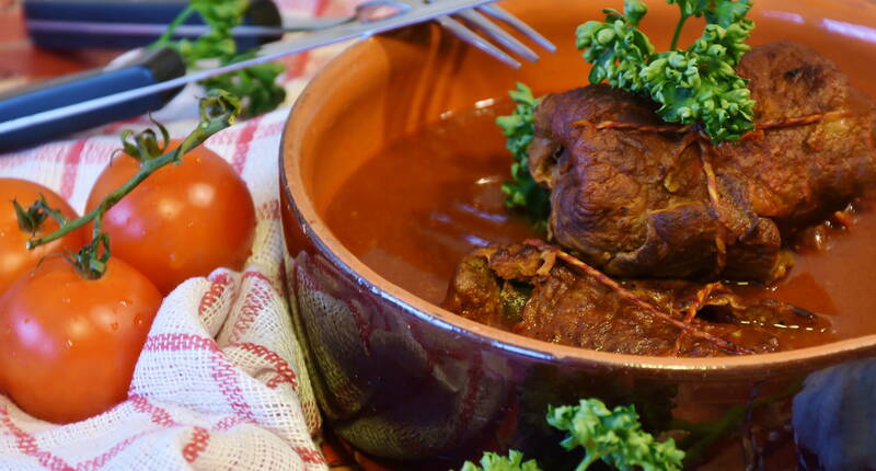 Die Rindsrouladen lassen Kindheitserinnerungen an die wunderbaren Rouladen in Rotweinsauce, die Grossmutter immer gekocht hat, hochkommen. Schwelge in Erinnerungen und bereite dieses Traditionsgericht für dich und deine Lieben zu. 