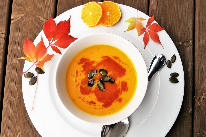 Den gewünschten Kürbis zerkleinern, auf kleiner Stufe garen lassen (ca.15-20 Minuten), mit Gewürzen mischen, gewünschte Flüssigkeit wenn nötig zufügen (Bouillon, Milch), mit dem Mixer pürieren, servieren, geniessen.