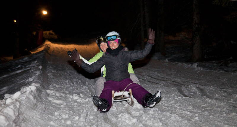 Familienausflug Flumserberg Nightride-Nachtschlitteln. Auf der 3 km langen Schlittelbahn mit Kurven und Schlusspartien inmitten des herrlichen Flumserbergs. Die spassige Schlittelbahn führt von der Prodalp bis zum Tannenheim.