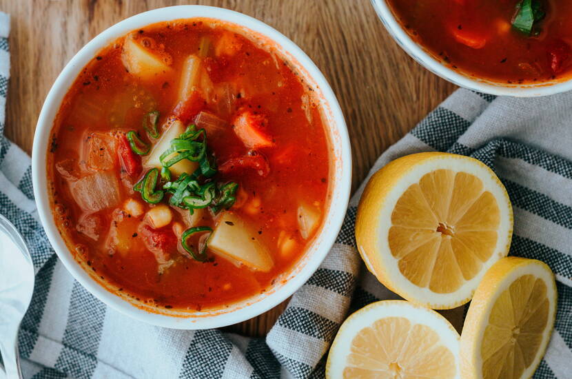 Oder wieder einmal eine Minestrone? Diese italienische Suppe wärmt auch an den kältesten Wintertagen und kann nach eigenem Gutdünken und Kühlschrankinhalt variiert werden (hier mit Zucchinischeiben und Spinat).