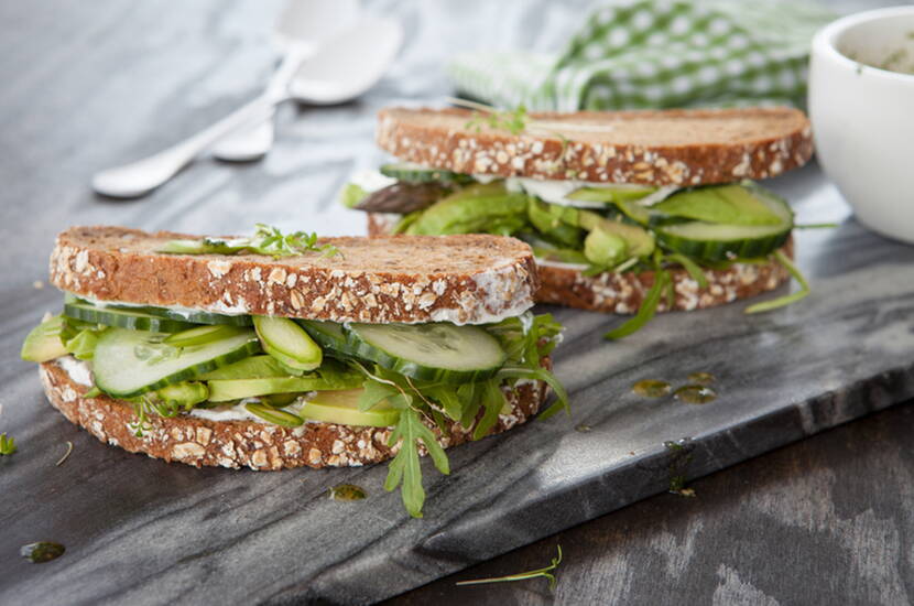 Wandersnacks – Für den Ausflug plant ihr die Verpflegung respektive den Einkauf am besten am Vortag. Damit ihr kein flaues Gefühl im Magen zu bekommen, ist ein gesundes Müesli zum Frühstück unumgänglich. Die ideale Verpflegung für unterwegs besteht aus z. B. Sandwiches, Salat im Glas & Energy-Balls.