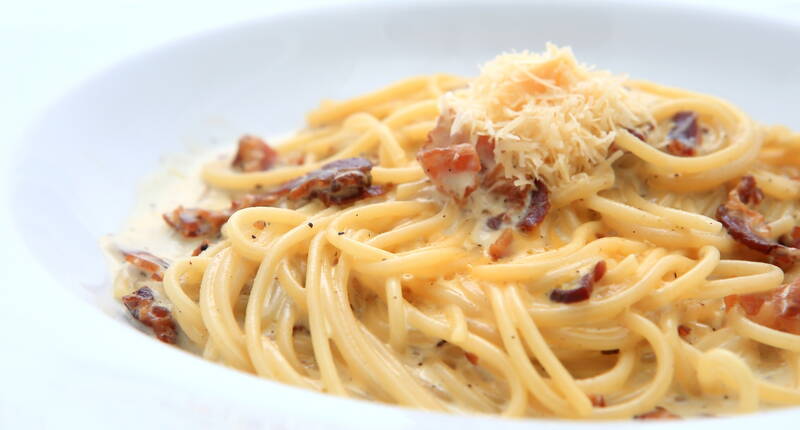 Eines der bekanntesten uns schmackhaftesten italienischen Pasta-Gerichte, welches in einer halben Stunde zubereitet werden kann.