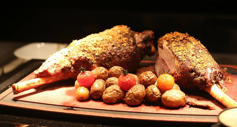 Damit das Lammgigot gelingt, muss es für mindestens zwei Tag in der Marinade liegen. Dazu das Fleisch in einen Beutel oder ein Gefäss geben und im Kühlschrank lagern.