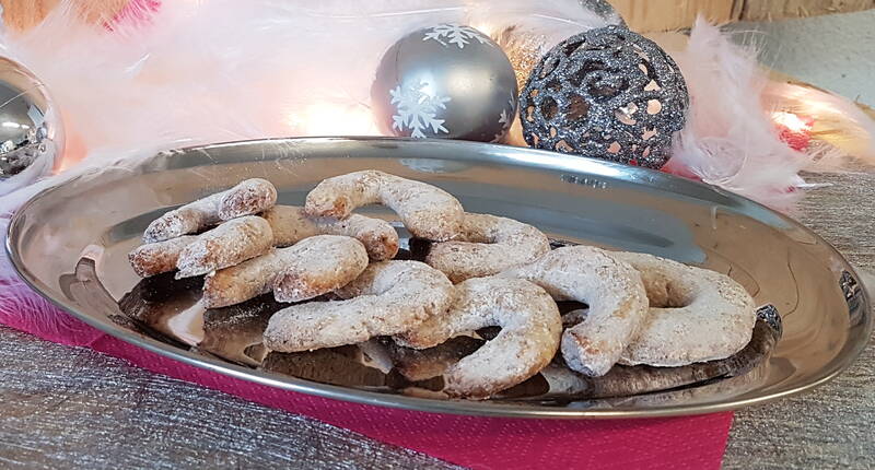 Ein einfaches und gelingsicheres Rezept für verführerisch duftende Weihnachtskipferl mit Vanillegeschmack.