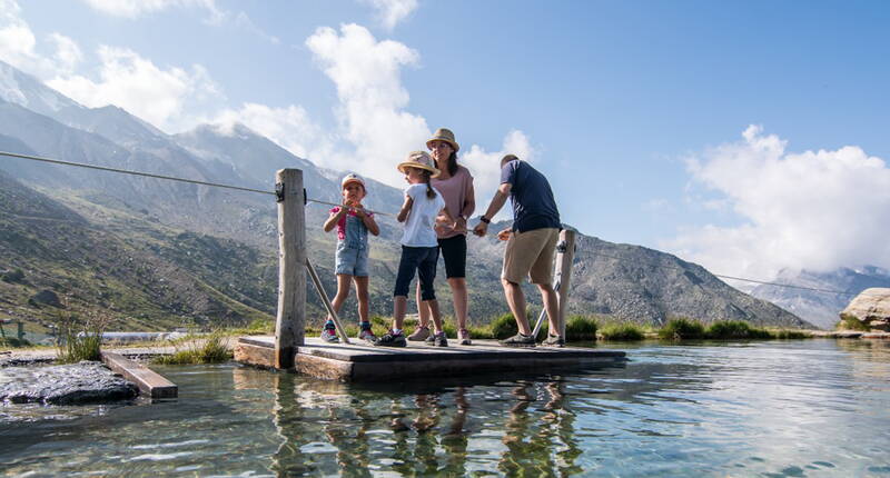 Für die Kids gibt es im Abenteuerland Kreuzboden genügend Möglichkeiten, sich auszutoben, – sei es auf Hängebrücken, an Kletterwänden oder auf dem grossen Air-Trampolin.