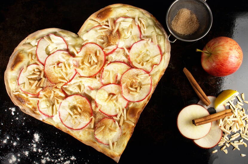 Recette tarte aux pommes flambée à la cannelle et aux éclats d'amandes - La fabrication de la pâte à tarte flambée est beaucoup moins complexe que prévu. Après un quart d'heure, il est prêt à être rempli. Les pommes sont coupées en tranches minces et enfin saupoudrées de sucre à la cannelle et d'éclats d'amandes.