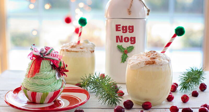 Der hausgemachte Eggnog kann bis zu drei Tagen im Kühlschrank gelagert werden. Die Zutaten reichen für ca. 1 1/2 Liter cremigen Weihnachts-Eierpunsch.