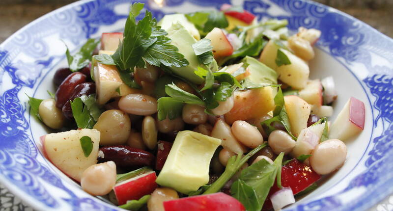 Rezept für einen Bohnensalat, der sehr gut vorbereitet werden kann. Avocado und Äpfel erst vor dem Servieren beifügen. 