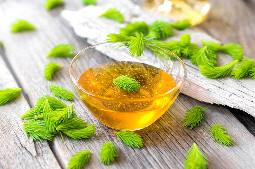 Sirop contre la toux fait maison à partir d'ingrédients naturels - 3 recettes de sirop contre la toux fait maison : jus d'oignon et sirop de pin pour les maux de gorge irritables et sirop de thym et de sauge pour dissoudre les mucosités. Vous pouvez trouver les ingrédients dont vous avez besoin dans votre stock ou dans n'importe quel magasin du rayon alimentaire.