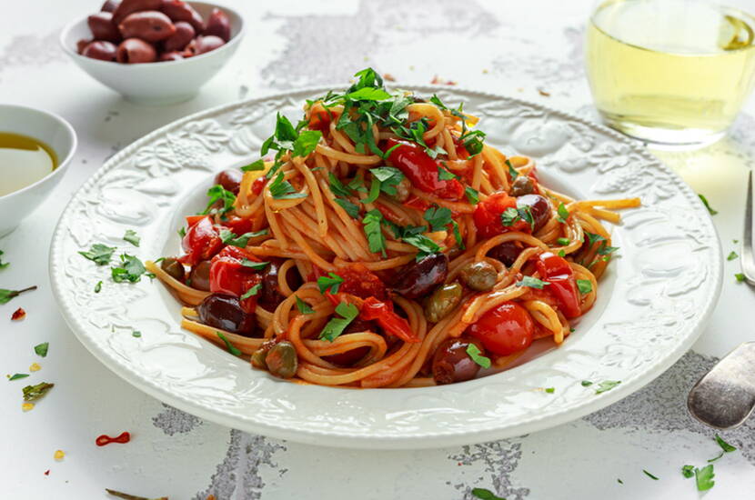 La pasta alla puttanesca è l’asso nella manica delle casalinghe italiane stressate. Preparare velocemente aglio e cipolle, tritare e soffriggere in olio d’oliva. Nel frattempo mettere la pasta sul fuoco e cuocere al dente. Aggiungere al soffritto olive intere, una manciata di pomodorini cherry, un avanzo di sugo e un cucchiaio di capperi scolati. Lasciar sobbollire brevemente, aggiustare di sale e pepe e versare nella padella la pasta scolata. Saltare il tutto, cospargere di basilico spezzettato e spiattare: il pranzo è servito!