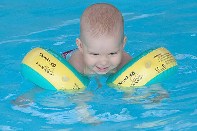 Körpergefühl, Selbstbewusstsein, Sicherheit – das sind wohl die drei herausragenden Erfahrungen, die Babyschwimmer machen. Und da Kinder und Wasser schon vor der Geburt zusammengehören, sollte man den Kleinen diesen frühen Erfahrungsschatz keinesfalls vorenthalten.