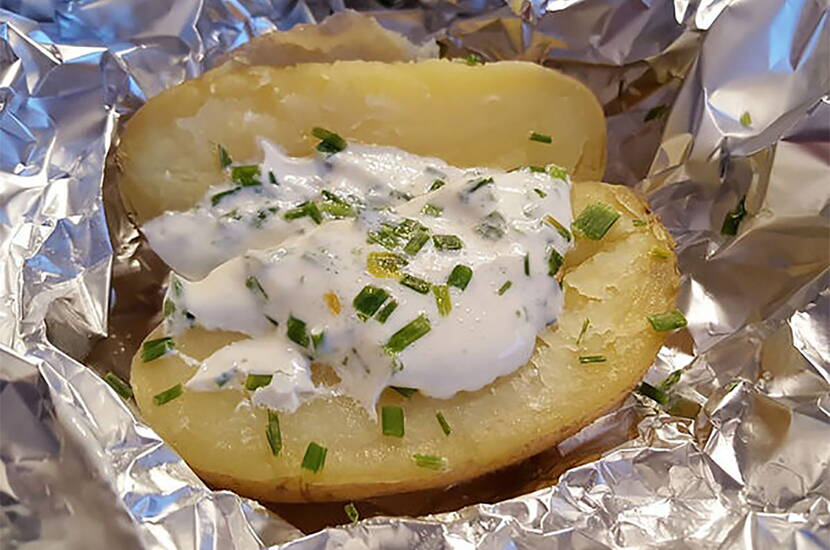 Ich persönlich ziehe jedoch die Baked Potatoes vor. Diese können super zu Hause soweit vorbereitet werden, dass sie an der Brätelstelle nur noch in die Glut gelegt werden müssen. 