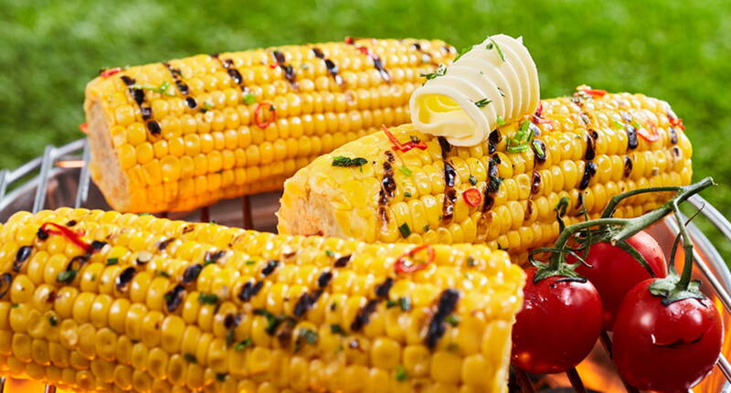 Süssmais eignet sich hervorragend als Beilage zu Grilladen jeder Art. Die Zubereitung ist denkbar einfach. Damit der auf dem heissen Grillrost nicht verbrennt, werden die Maiskolben vorgekocht. Anschliessend mit einer leckeren Marinade eingepinselt und langsam grilliert.