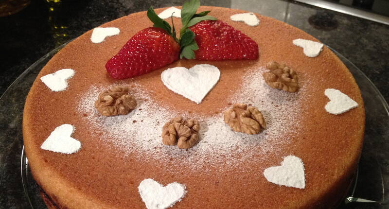 Ein wunderbar saftiger Nusskuchen, gespickt mit kleinen Schokoladenwürfeln. Einfach und schnell hergestellt und perfekt für die nächste Party.