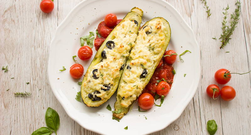 Einen Hauch mediterranes Flair zaubern die überbackenen Zucchinihälften auf die Teller. Zucchini und Cherrytomaten sind das ganze Jahr über erhältlich und lassen auch im Winter Erinnerungen an heisse Sommertage aufkommen. Oliven, in Kombination mit Cheddar ergeben eine leckere Kombi.