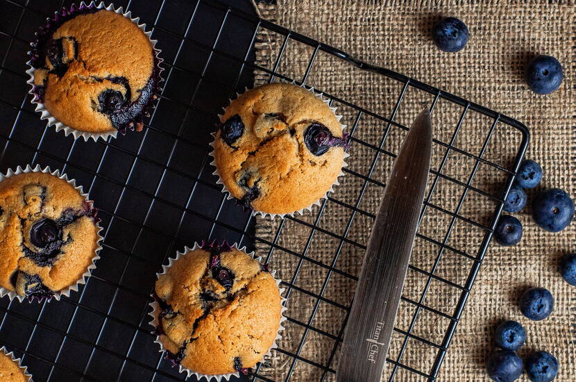 Questi muffin ai mirtilli con cioccolato bianco e noci di macadamia sono un delizioso cambiamento rispetto ai classici muffin. Sono meravigliosamente umidi, piacevolmente dolci e hanno un sapore particolare grazie alla combinazione degli ingredienti.