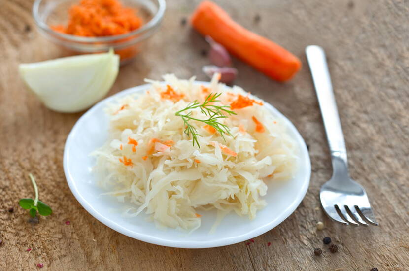 Per la preparazione, premere 1 o 2 denti d’aglio con l'apposito utensile e mescolarli con sale, aceto e un po' di zucchero. Aggiungere un po' d’olio a questa emulsione e mescolare vigorosamente. 