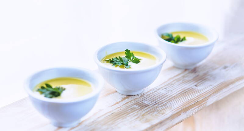 Mit unserem Suppenklassiker liegst du immer goldrichtig. Die cremige Lauch-Suppe mit Crème fraîche ist schnell zubereitet, macht satt und wärmt.