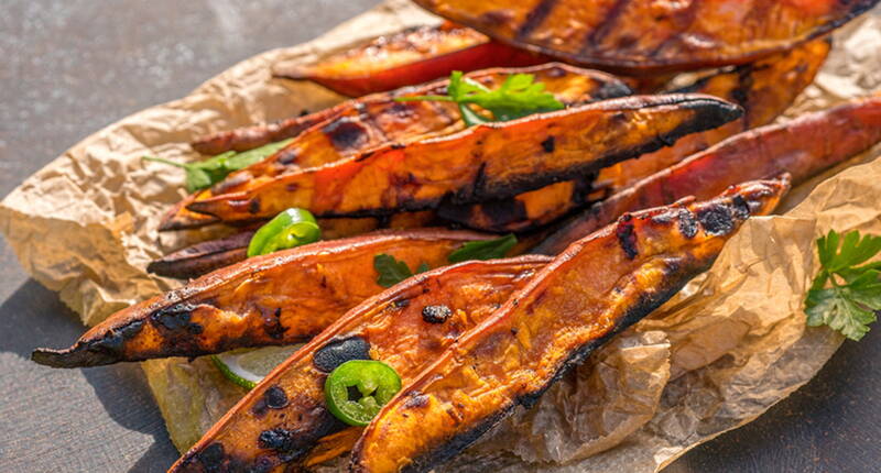 Heute zeigen wir dir, wie du die leckeren Süsskartoffel-Pommes auf dem Grill zubereiten kannst. Das Rezept ist simpel und verspricht ein perfektes Ergebnis.