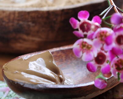 Heilerde-Gesichtsmaske – bei fettiger und zu Unreinheiten neigender Mischhaut Heilerde enthält wertvolle Mineralien und Spurenelemente, die die Haut pflegen und ihr ein frisches Aussehen verleihen. Besonders bei fettiger und unreiner Haut ist die Heilerde-Maske ein Geheimtipp, da sie überschüssiges Fett absorbiert und die Poren verfeinert.