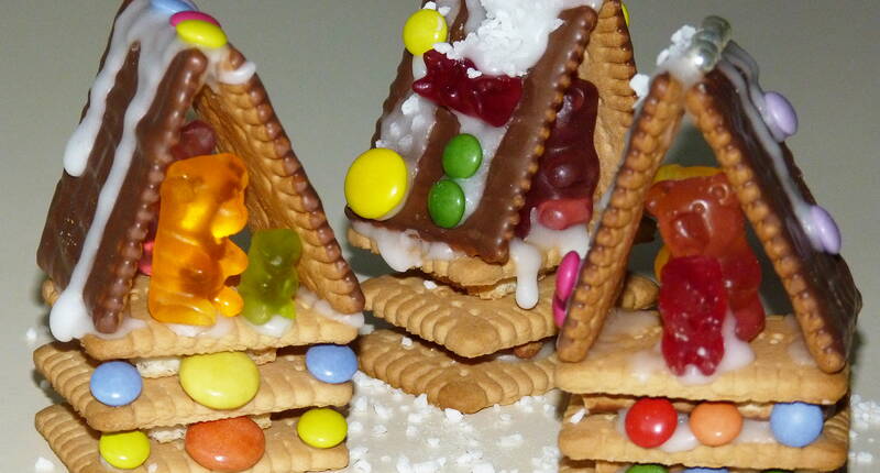 Aus Petit Beurre (Butterkeksen), Zuckerguss, Smarties® und Gummibärchen gebaut, begeistern die Knusperhäuschen gleichermassen beim Bauen als auch beim Essen.