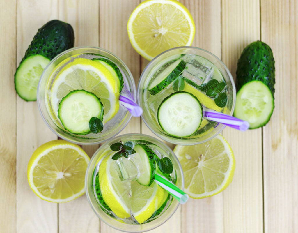 Die Temperaturen steigen und es ist wichtig, dass wir alle genügend Flüssigkeit zu uns nehmen. Um den Körper nicht mit leeren Kalorien zu belasten, eignet sich Infused Water. Es hat ein leichtes Aroma und unterscheidet sich dadurch von reinem Leitungswasser. Trotzdem steigt der Kaloriengehalt nicht. Eine kalorienarme Alternative für heisse Tage.