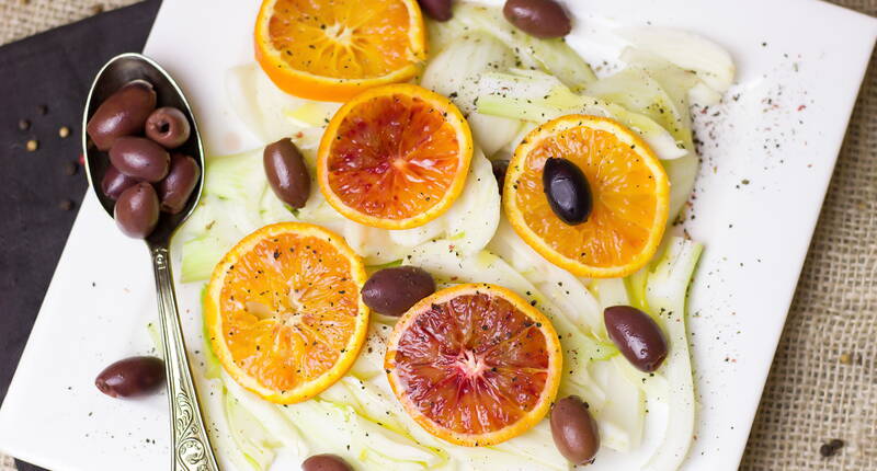 Knackiger Fenchel trifft auf saftige Orangen & würzige Oliven. Der perfekte Salat für fast jede Gelegenheit, der fast augenblicklich Ferienstimmung aufkommen lässt. Die leicht herben Blutorangen harmonieren perfekt mit dem geschnittenen Fenchel & den Oliven.