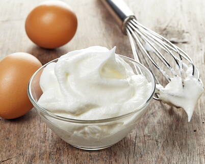 Eiweiss-Gesichtsmaske – die Anti-Falten-Maske schlechthin Eine Gesichtsmaske aus Eiweiss ist eine gute Option für Menschen mit fettiger Haut oder Mischhaut. Durch das Eiweiss wird die Haut von überschüssigem Öl befreit, die Poren verfeinert und die Haut gestrafft und geglättet.