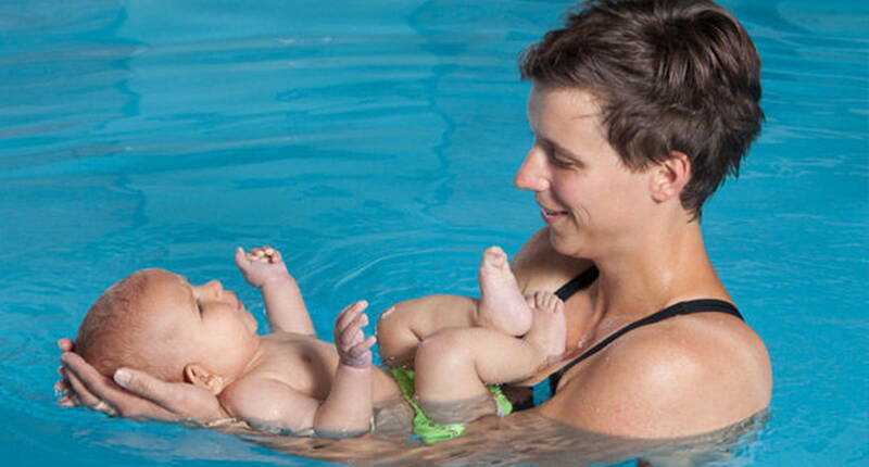 Perception de son corps, conscience de lui-même, sécurité: les trois vécus existentiels d’un bébé en train de nager. Étant donné que les enfants sont en symbiose avec l’élément eau bien avant leur naissance, on ne saurait les priver de cette expérience.