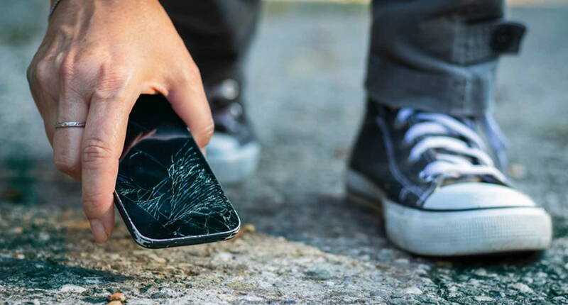 De l'aide pour les dommages au téléphone cellulaire. Qui paie quand le téléphone portable tombe en panne? Existe-t-il une assurance qui couvre les dommages causés à votre smartphone? Si vous avez perdu votre téléphone portable, y a-t-il une assurance pour cela? Souscrire une assurance téléphone portable auprès de votre opérateur téléphonique ou auprès de votre assurance ménage? Laquelle de ces variantes est la moins chère?