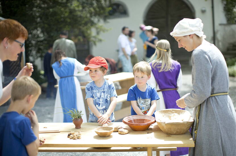 Die Frauenfelder Burgherren beleben an diesem Sonntag das Schlossareal und lassen Besucherinnen und Besucher vor historischer Kulisse in eine vergangene Zeit eintauchen. Ein mittelalterlicher Schmied, elegante Burgdamen, der Waffenmeister, Gaukler und Musiker zeigen ihr Handwerk und lassen Gross und Klein auch selbst anpacken.