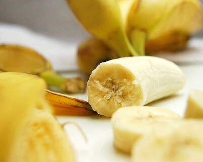 Bananen-Gesichtsmaske – wirkt gegen Akne und andere Hautunreinheiten Eine selbstgemachte Gesichtsmaske aus Bananen kann dazu beitragen, das Hautbild zu verbessern und die Haut zu nähren, da Bananen reich an Vitaminen und Mineralstoffen sind. Die Maske eignet sich besonders für Menschen mit trockener oder empfindlicher Haut.