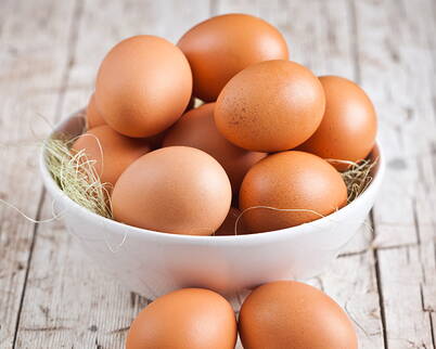 Eigelb-Gesichtsmaske – spendet Feuchtigkeit und mildert Falten Eine Gesichtsmaske aus Eigelb ist eine gute Option für Menschen mit trockener oder normaler Haut. Eigelb ist reich an Nährstoffen wie Proteinen, Vitamin A und E, die zur Pflege, Feuchtigkeitsversorgung und zum Schutz der Haut beitragen können.