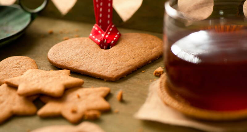 Perfekt für einen Backnachmittag mit deiner Familie! Die Adventszeit kann kommen. Die Anhänger für den Weihnachtsbaum lassen sich gut vorbereiten.